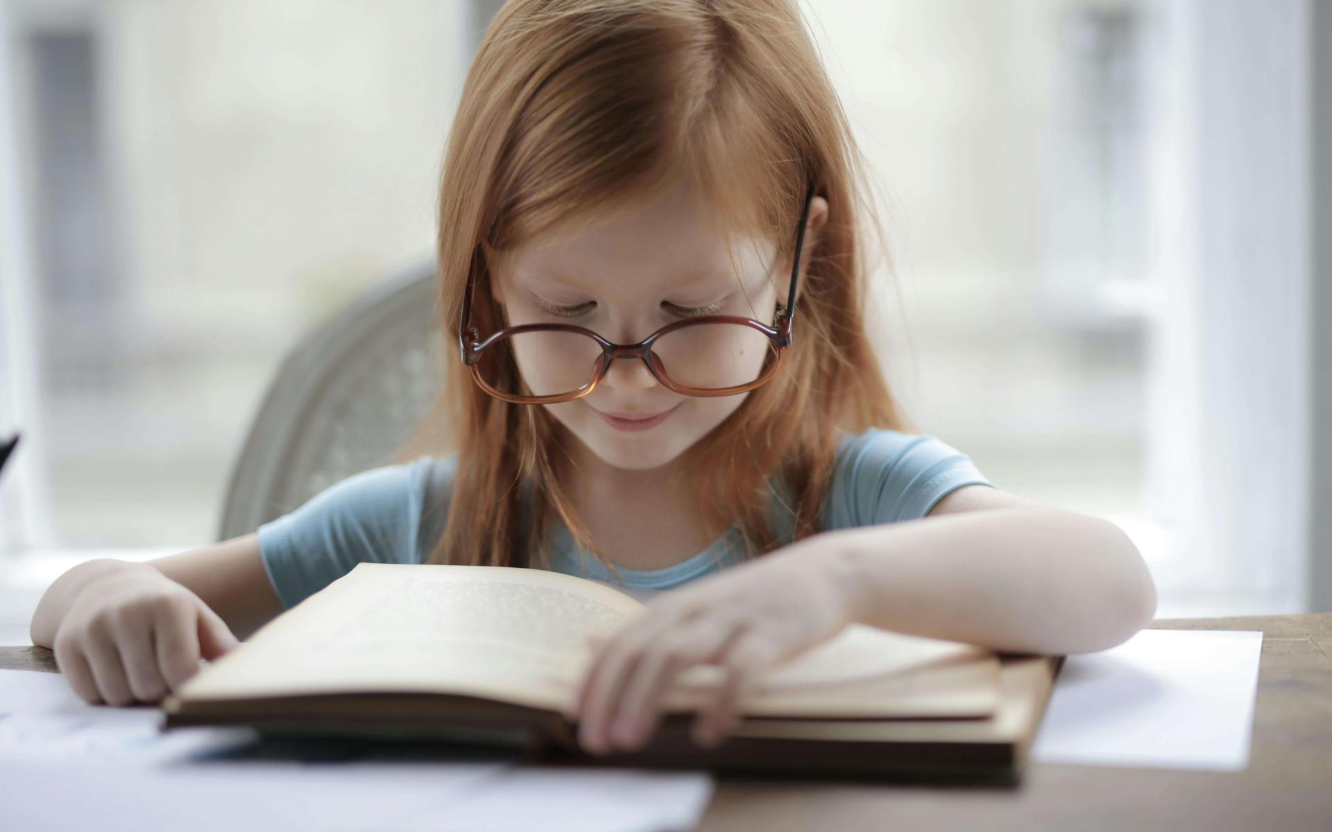 Mädchen mit Brille und Buch
